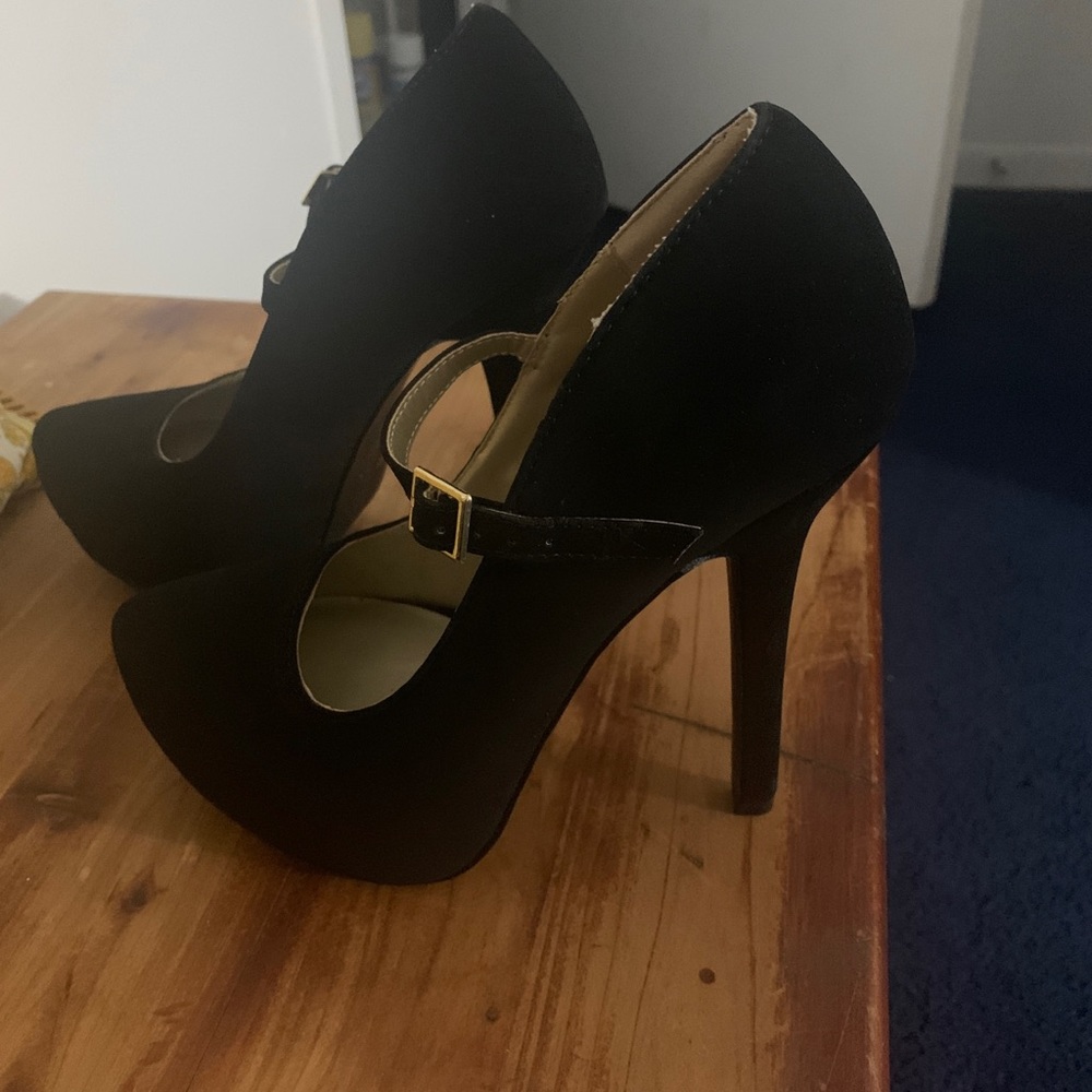 Shoes - Picture 4 of 8